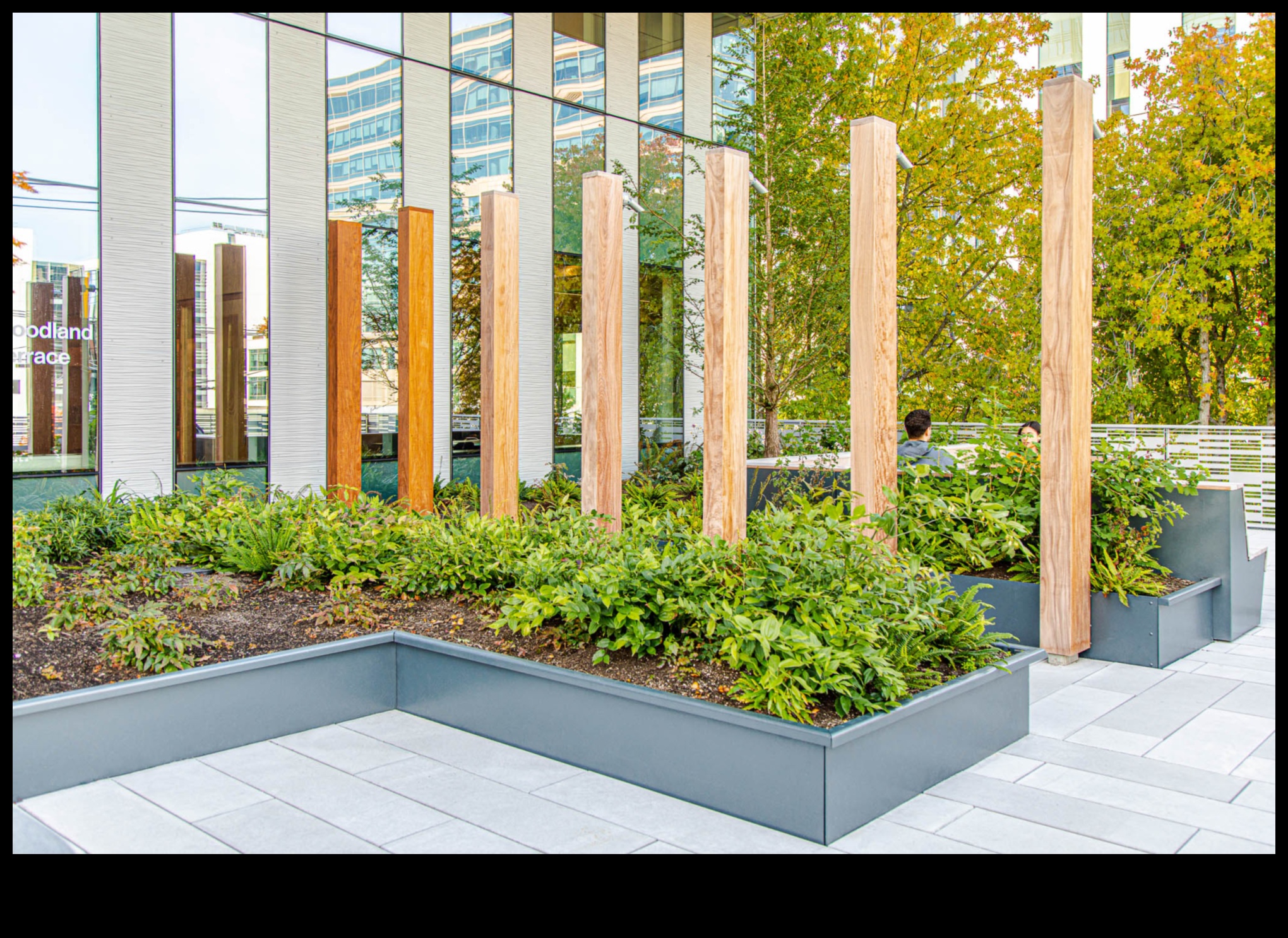 Πώς συμβάλλουν διαφορετικά αρχιτεκτονικά στοιχεία στην ιστορική σημασία των τοπίων;