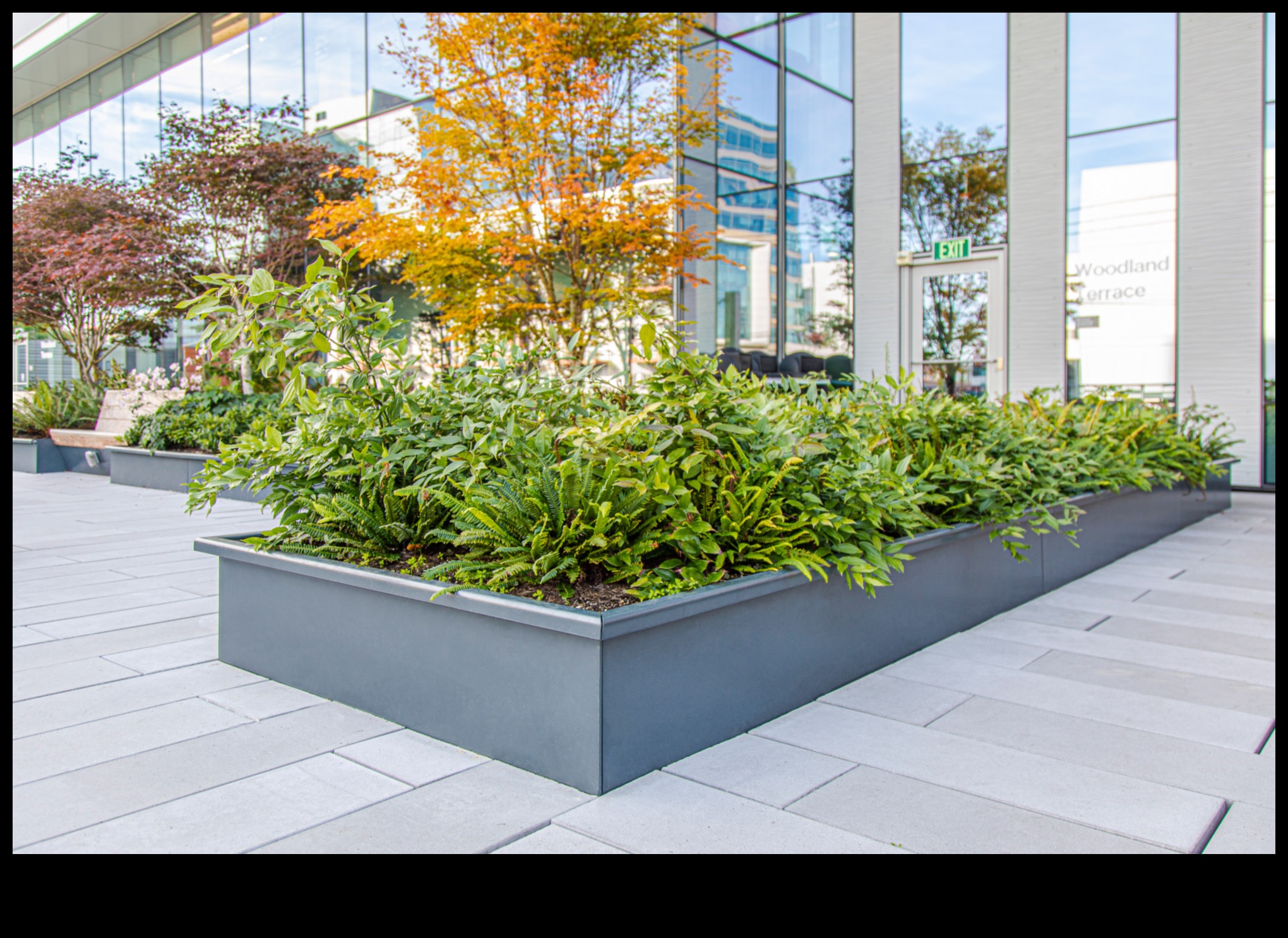 Πώς συμβάλλουν διαφορετικά αρχιτεκτονικά στοιχεία στην ιστορική σημασία των τοπίων;