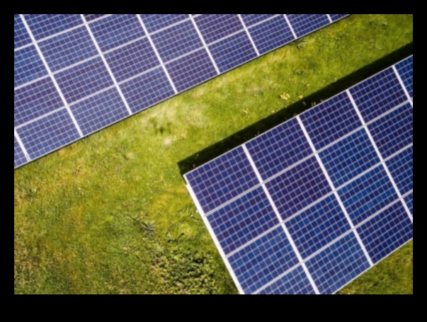 Αφηρημένες ενεργειακές πραγματικότητες Η τέχνη της μετατροπής του ηλιακού φωτός σε ηλεκτρική ενέργεια 4 Abstract Energy Realities: The Artistry of Contemporary Renewable Technology