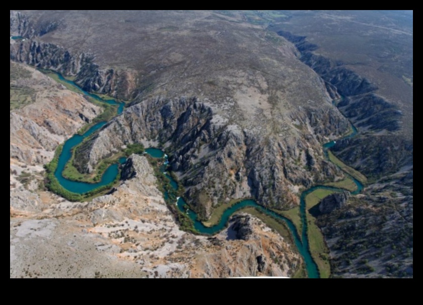 Flowing Elegance: Rivers and Streams στο επίκεντρο