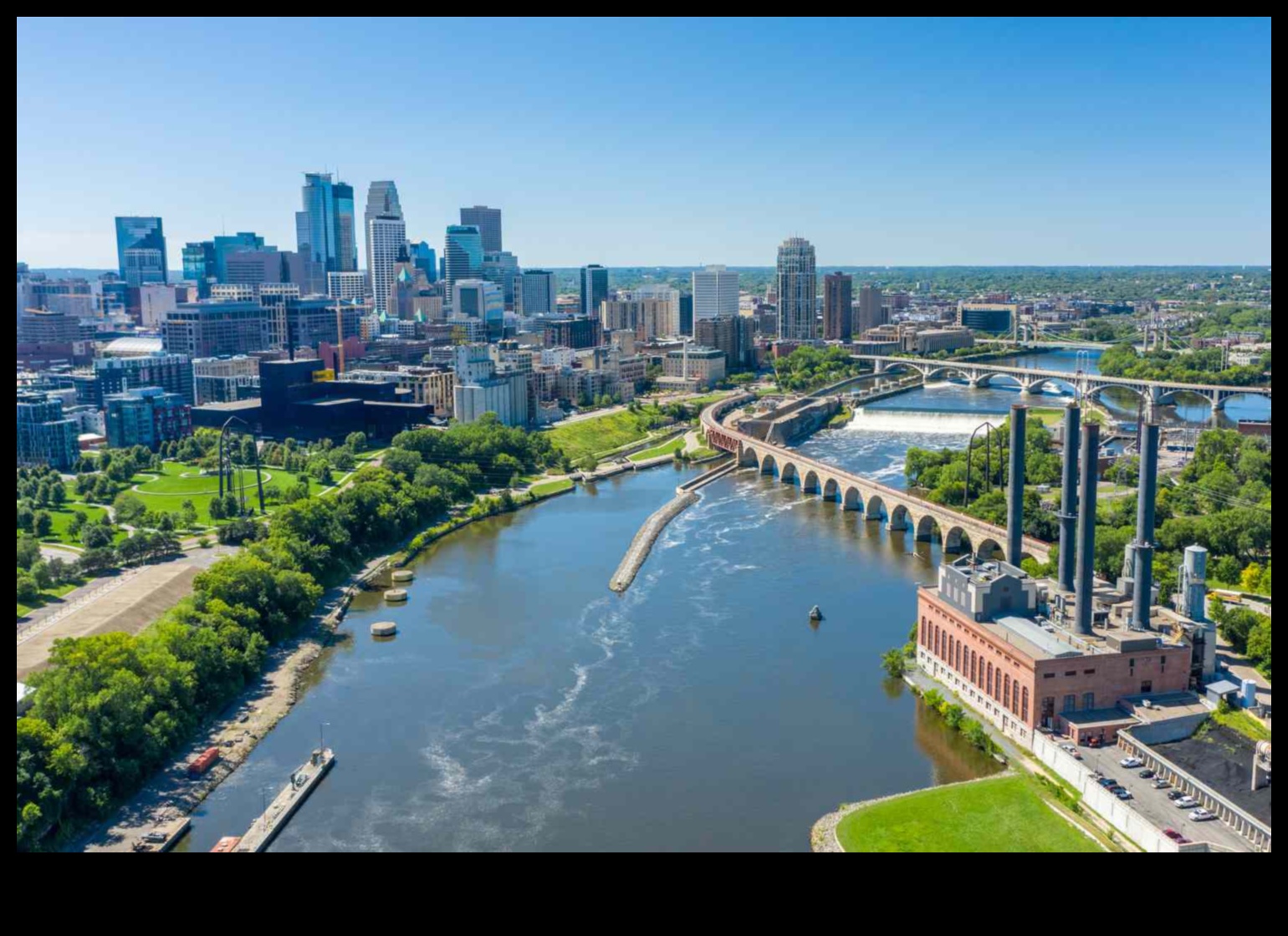 Ρέοντα νερά: Εξερευνώντας τη θέα στο ποτάμι και τη λίμνη