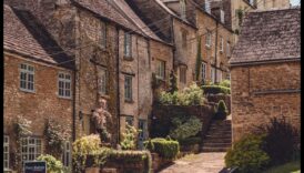 Γραφική γοητεία: Εξερευνημένη θέα στο χωριό και την πόλη