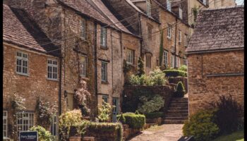 Γραφική γοητεία: Εξερευνημένη θέα στο χωριό και την πόλη