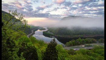 Ρέοντα νερά: Εξερευνώντας τη θέα στο ποτάμι και τη λίμνη