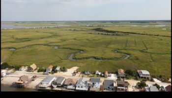 Πώς προσαρμόζονται τα παράκτια τοπία στις επιπτώσεις της αύξησης της θερμοκρασίας της θάλασσας;